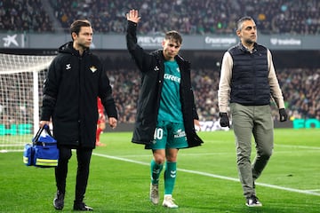 El lateral del Betis fue una solucin de emergencia y se ha hecho fuerte en el puesto. El canterano btico es uno de los grandes descubrimientos de Pellegrini esta temporada. Otro buen partido. 