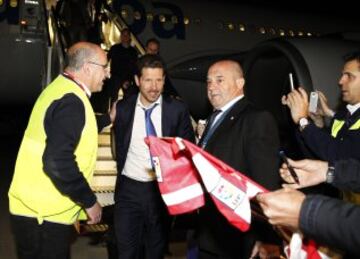 Simeone rodeado de empleados del aeropuerto Adolfo Suárez de Madrid.