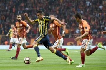 El derbi turco enfrenta a la parte asiática y europea de Estambul, separada por el Bósforo. El Galatasaray fue fundado por los estudiantes del lado europeo, mientras que el Fenerbahçe pertenece a la zona asiática y está asociado a la clase trabajadora turca. 