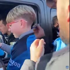 ¡Detallazo! ‘Chucky’ Lozano regaló firma y jersey a un niño