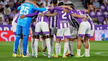 VALLADOLID, SPAIN - SEPTEMBER 05: Real Valladolid CF huddle prior to the LaLiga Santander match between Real Valladolid CF and UD Almeria at Estadio Municipal Jose Zorrilla on September 05, 2022 in Valladolid, Spain. (Photo by Angel Martinez/Getty Images)