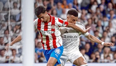 Kylian Mbappé arranca desde la derecha, se va de Witsel, sienta a Álex Moreno y cuando se dispone a regatear a Vitor Reis en el área, el defensa suelta el brazo y golpea con el codo la cara del jugador francés.