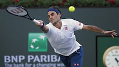 Roger Federer devuelve una bola ante Dominic Thiem en la final del BNP Paribas Open en el Indian Wells Tennis Garden de Indian Wells, California, USA.
