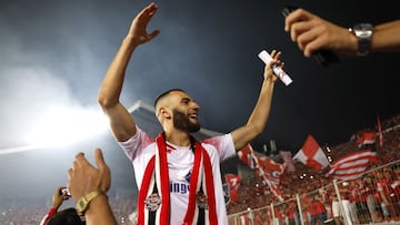 Jugador del Wydad celebra el t&iacute;tulo de Champions League africana tras ganar al Al-Ahly en la final.