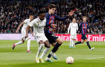 Vinicius y Marcos Alonso ante un balón dividido.