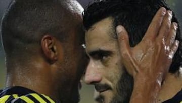 <b>TRASPIÉS.</b> El Fenerbahçe desperdició una buena oportunidad para acercarse al liderato de la liga turca tras ser derrotado (2-1) por el Bursaspur, en un choque en el que Güiza anotó el único tanto del cuadro de Luis Aragonés.