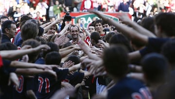 Si antes hablábamos de una figura histórica en el fútbol vasco, Joseba Exteberría no se queda atrás. El delantero de Elgoibar, criado en la cantera de la Real Sociedad, pasó quince temporadas en el Athletic de Bilbao convirtiéndose en uno de los ídolos de San Mames. Su recuerdo, pese a colgar las botas en 2010, sigue vivo en la casa de los ‘leones’. 