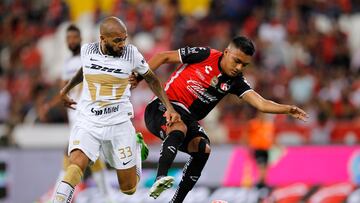 AME4093. GUADALAJARA (MÉXICO), 03/09/2022.- Christopher Trejo (d) de Atlas disputa hoy el balón con Dani Alves de Pumas, durante un partido por la jornada 12 del torneo Apertura 2022 de la Liga MX, en el Estadio Jalisco en Guadalajara (México). EFE/ Francisco Guasco