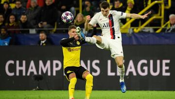 Paris Saint-Germain&#039;s Belgian defender Thomas Meunier (R) and Dortmund&#039;s Belgian forward Thorgan Hazard vie for the ball during the UEFA Champions League Last 16, first-leg football match BVB Borussia Dortmund v Paris Saint-Germain (PSG) in Dort