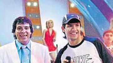 <b>CON LOS LEALES. </b>El Kun cantó el pasado sábado cuatro cumbias con Los Leales en una discoteca argentina. En la foto, baila junto Marcelo Agüero, líder y vocalista del grupo.