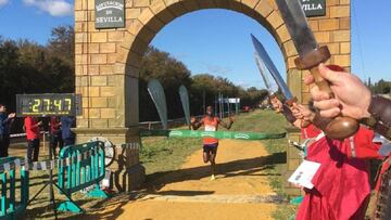 Kiplimo cruza la línea de meta en el cross de Itálica.