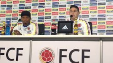Camilo Zúñiga y James Rodríguez, este lunes en la rueda de prensa en el estadio San Carlos de Apoquindo.