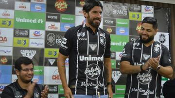 Estas son las 29 camisetas que ha vestido el 'Loco' Abreu