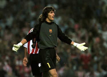 El portero francés fichó por el Barcelona en el verano del año 2000, tras 4 temporadas a gran nivel en el Celta de Vigo. En Can Barça estuvo 2 años y nunca tuvo continuidad defendiendo la portería del equipo blaugrana.