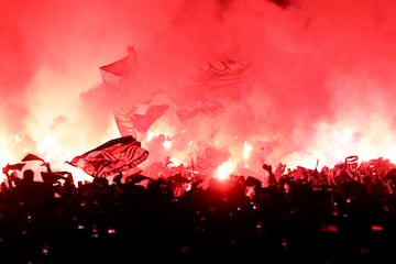 Impresionante recibimiento de la aficin Txuri-urdin a su equipo antes de enfrentarse al Real Madrid en Copa.