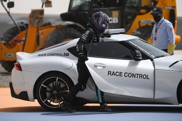 El piloto brit¨¢nico regres¨® a boxes en el coche de control de carrera