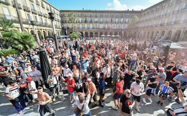 Bilbao ya acoge a los primeros aficionados del Tottenham y Manchester United, que disputarán la final de la Europa League en San Mamés. La ciudad vive un ambiente vibrante, con la final como protagonista en calles.