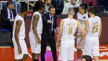 El entrenador de UCAM Murcia, Sito Alonso (c), da instrucciones a sus jugadores durante el partido de la tercera jornada del top 16 de la Liga de Campeones que UCAM Murcia y Darussafaka S.K. están disputando este miércoles en el Palacio de los Deportes de Murcia.