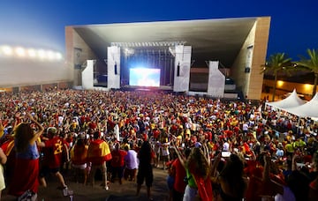 Miles de personas se congregaron en el Cortijo de Torres, en el recinto ferial de Málaga, para apoyar a la Selección.