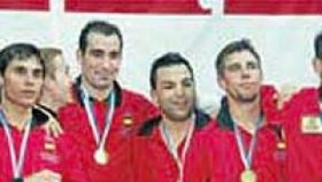 primer oro. El equipo masculino celebró su victoria en Tampere.