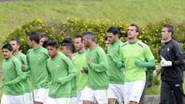 <b>TARDE AGRADABLE. </b>El Betis esperaba hasta lluvia en su sesión de trabajo de ayer, pero pudo entrenarse en unas condiciones mejores.