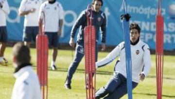 El Valencia se entrena bajo la mirada de sus aficionados