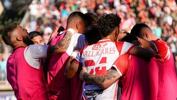 Futbol Copiapo vs Everton
Trigésima fecha, campeonato Nacional
El jugador de Copiapo Maximiliano Quinteros celebra durante el partido contra Everton, disputado en el estadio Luis Valenzuela Hermosilla de Copiapo, chile.
9/12/2023
Alex Fuentes/Photosport
Football,Copiapo vs Everton
30th date, 2023 National Championship.
The Copiapo player Maximiliano Quinteros celebrates during the match against Everton, played at the Luis Valenzuela Hermosilla stadium in Copiapo, Chile.
9/12/2023
Alex Fuentes/Photosport