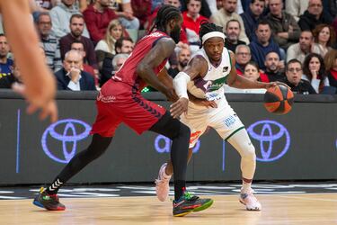 El Unicaja arrasa al UCAM e iguala su récord de victorias consecutivas