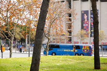 Salida del Camp Nou del FC Barcelona hacia el hotel de concentración.  