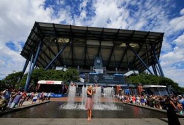 Angelique Kerber posa con el trofeo de campeona del US Open en las instalaciones Billie Jean King.