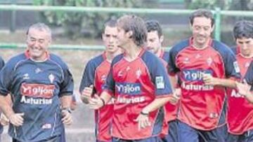 <b>FELICES. </b>Los jugadores del Sporting se tomaron con buen humor el primer día de trabajo.