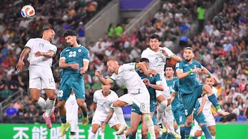 GUADALUPE, MEXICO - MARCH 31: Robson Matheus of Bolivia and Merchas Doski of Irak compete for a header during the FIFA World Cup 2026 Play-Off tournament final match between Irak and Bolivia at Estadio Monterrey on March 31, 2026 in Guadalupe, Mexico. Azael Rodriguez/Getty Images/AFP (Photo by Azael Rodriguez / GETTY IMAGES NORTH AMERICA / Getty Images via AFP)