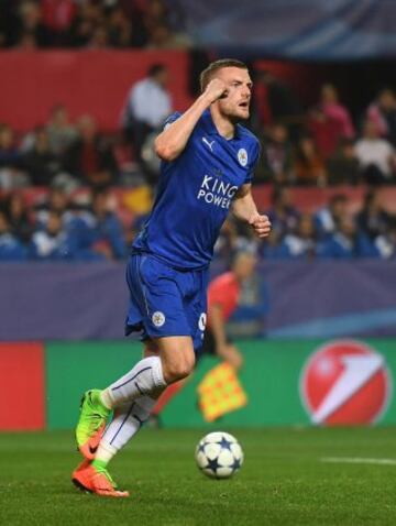 2-1. Jamie Vardy celebró el primer gol.