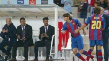 Ángel Mur, Ten Cate y Rijkaard observan la entrada de Messi en sustitución de Deco.