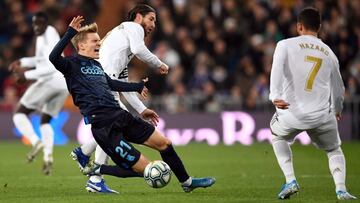 Odegaard es derribado por Sergio Ramos.