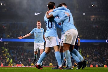 El 26 de diciembre se celebrará en Inglaterra la clásica festividad post-navideña que consiste en regalar bienes a personas necesitadas y que suele combinarse con el fútbol. Tendrá platillos como el Liverpool-Swansea y el Manchester City-Newcastle, en el que podremos ver si los dirigidos por Pep Guardiola siguen extendiendo su impresionante marca de partidos sin derrota en la presente temporada.