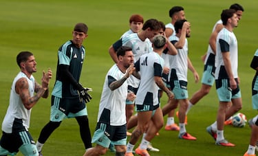 Leo Messi saluda a la afición durante el entrenamiento de Argentina. 

