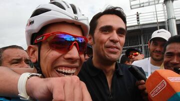 El español Alberto Contador abrazando a su ex compañero el colombiano Jarlinson Pantano