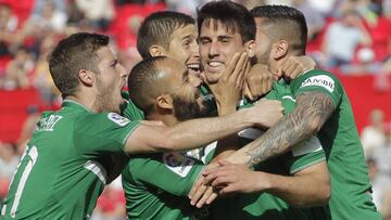 Gabriel Pires celebra un gol con sus compa&ntilde;eros.