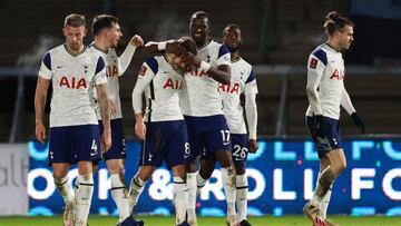 Soccer Football - FA Cup - Fourth Round - Wycombe Wanderers v Tottenham Hotspur - Adams Park, High Wycombe, Britain - January 25, 2021 Tottenham Hotspur&#039;s Harry Winks celebrates scoring their second goal with teammates REUTERS/Hannah Mckay