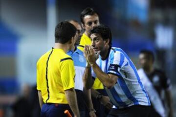 Diego Milito reclamó luego de que el silbante invalidara la anotación que en un principio le había dado por buena al conjunto argentino.
