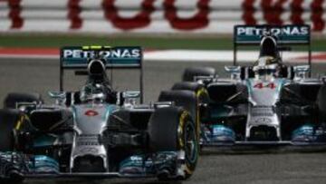 Rosberg (6) y Hamilton (44) en plena lucha.