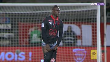 El momento en el que Balotelli enseñó sus calzoncillos
