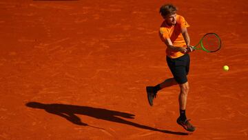 MONTE-CARLO, MONACO - APRIL 22: David Goffin of Belgium plays a backhand against Rafael Nadal of Spain in their semi final round match on day seven of the Monte Carlo Rolex Masters at Monte-Carlo Sporting Club on April 22, 2017 in Monte-Carlo, Monaco. (Photo by Clive Brunskill/Getty Images)