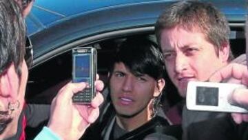 <b>BAZA ATLÉTICA. </b>Agüero es la gran esperanza de los aficionados del Atlético para derrotar al Barcelona esta tarde en el Calderón.