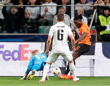 Andreiy Lunin y Lassina Traoré.