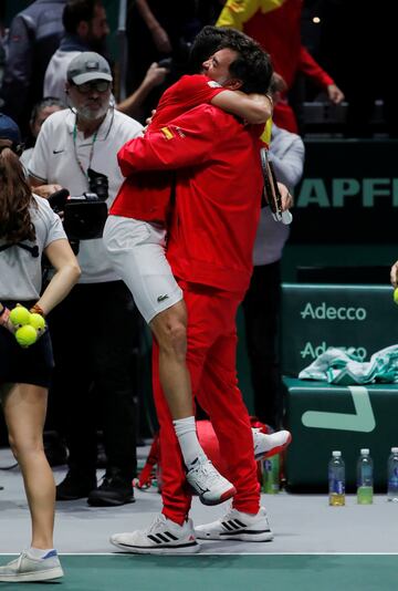 Bautista jugó tres días después del fallecimiento de su padre y derrotó a Felix Auger-Aliassime por 7-6 (3) y 6-3.