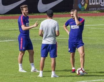 Simeone mantuvo una larga charla con Saúl y Koke.