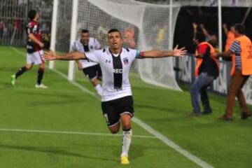 Gonzalo Fierro celebra el segundo tanto de Colo Colo, donde asistió a Esteban Paredes.