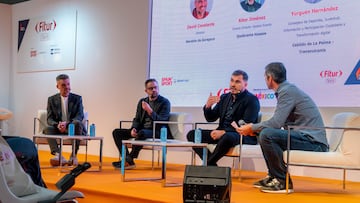 Yurguen Hernández en una mesa redonda de FITUR Sports 2026 hablando de la Transvulcania